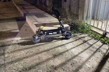 Çarpışmanın etkisiyle başını kaldırıma vurdu, ağır yaralandı