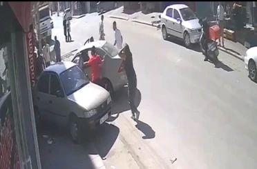 Çarptığı araç, 11 yaşındaki çocuğu duvara sıkıştırdı 