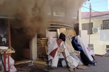 Çatıda çıkan yangın iş yerine sıçradı 