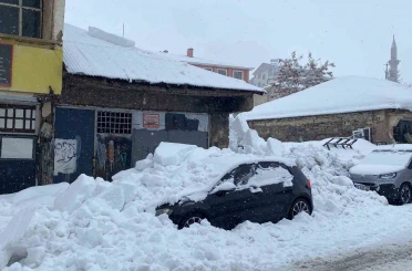 Çatıdan düşen kar kütlesi araca zarar verdi 