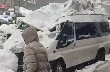 Çatıdan düşen kar kütlesi aracı kullanılmaz hale getirdi 