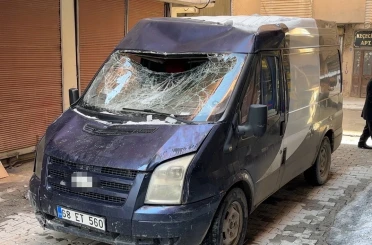 Çatıdan düşen kar kütlesi seyir halindeki minibüse zarar verdi 