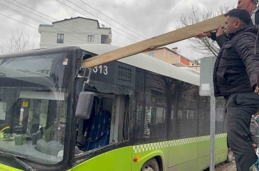 Çatıdan kopan kereste seyir halindeki otobüse saplandı 