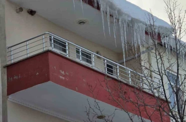 Çatılardaki buz kütleleri tehlike saçıyor 