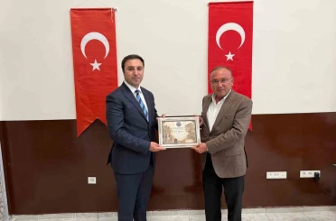 Çavdarhisar Kaymakamı Murat Ak’a Fahri Hemşehrilik Beratı 