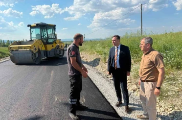 Çavdarhisar’da İlcikören bağlantı yolunda asfalt çalışmaları yerinde incelendi 