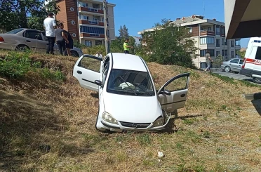 Çaycuma’da iki otomobil çarpışınca araç yoldan çıktı: 1 yaralı 