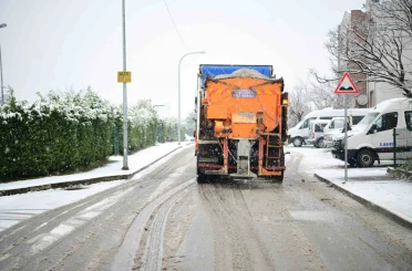 Çayırova’da karla mücadele sürüyor 