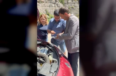 Cehennem Deresi Kanyonu’na gitmek isteyen ailenin aracı yolda kalınca yardımlarına belediye başkanı koştu 