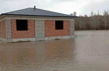 Çekerek ırmağı taştı; yollar ve tarlalar sular altında kaldı 