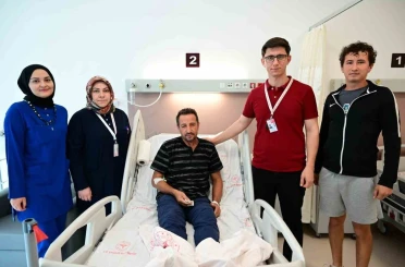 Çekiç kullanırken gözüne metal parça saplandı 