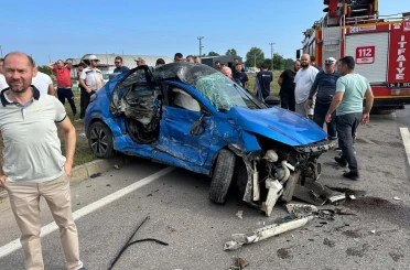 Çekici ile çarpışan otomobil hurdaya döndü: 1 yaralı 