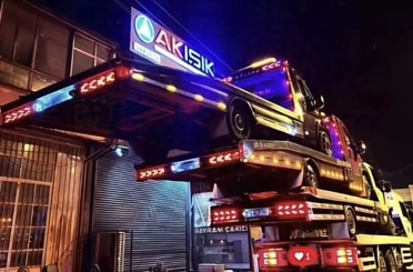 Çekici operatöründen şaşırtan gösteri: Bir çekicinin üzerine 3 çekici yükledi 