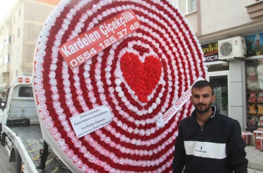 Çekici üzerinde bu kez kazalı bir araç değil, dev yapay çiçek sergilendi