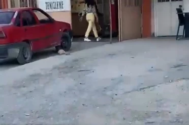 Çekiçli kadın öfkesini böyle kustu 