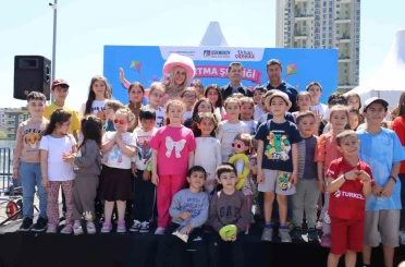 Çekmeköy’de gökyüzü çocukların bayramına sahne oldu 