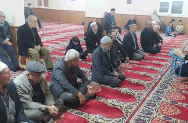 Cemaat Mutaflar Camii’nde vatandaşlar sabah namazında bir araya geldi