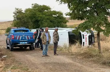 Cenazeye gidiyorlardı, minibüs devrildi, 8 kişi yaralandı
