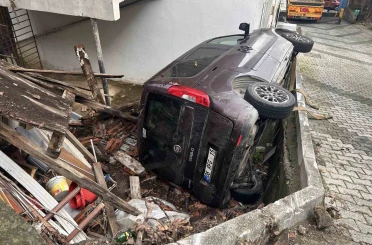 Çengelköy’de vitesi boşta kalan araç bahçeye uçtu 