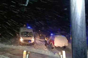 Çermik’te karda mahsur kalan ambulans kurtarıldı 