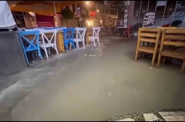 Çeşme’de şiddetli yağmur sele dönüştü 