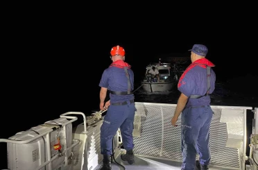Çeşme’de sürüklenen teknedeki 3 kişi Sahil Güvenlik ekiplerince kurtarıldı 