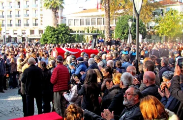 Çeşme’nin eski Belediye Başkanı Tütüncüoğlu, son yolculuğuna uğurlandı 