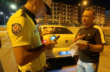 Cezaevinden izinli çıkıp alkollü halde çocuklarıyla trafiğe çıktı, yakalanınca polise beddua yağdırdı