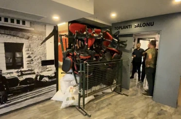 CHP Bursa İl Başkanı Yeşiltaş’ın görevden alınıp yerine Turgut Özkan’ın gelmesi üzerine partililer il binası girişine barikat kurdu 