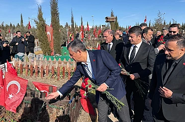 CHP Genel Başkanı Özel deprem şehitliğini ziyaret etti