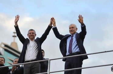 CHP Genel Başkanı Özel: "Tutuksuz ve adil bir yargılama sürecinin yaşanmasını bekliyoruz" 