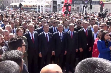 CHP Genel Başkanı Özgür Özel, Taksim Cumhuriyet anıtına çelenk bıraktı 