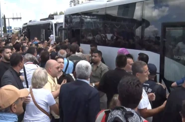 CHP İstanbul İl Başkanlığı önündeki kalabalık, polis otobüsüne saldırdı 