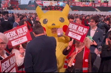 CHP Kurultayı’na bir kişi Pikachu kostümüyle katıldı 