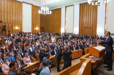 CHP Lideri Özel: "Yaz boyunca mücadele eden, çalışan, direnen milletvekillerimin huzurunda, 70 gün deniz, kum, güneş ile yaşayan, buna doyan iktidar milletvekillerini hatırlatmak gerekiyor"