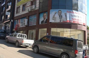 CHP’de demokrasi isyanı: İl başkanı ve yönetim kendilerini binaya kilitleyip eylem başlattı 