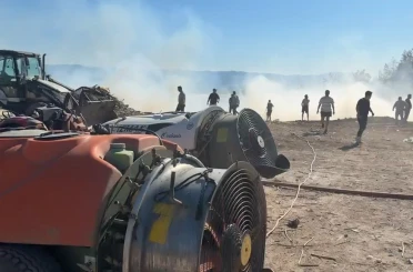 Çiftçiler traktörleriyle yangın bölgesine koştu 