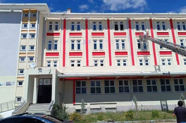 Çiftlik Anadolu İmam Hatip Lisesi’nde örnek davranış: Okul Müdür Yardımcısı binayı kendi boyadı 