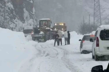 Çığ nedeniyle ulaşıma kapanan Trabzon-Bayburt karayolu kontrollü olarak ulaşıma açıldı 