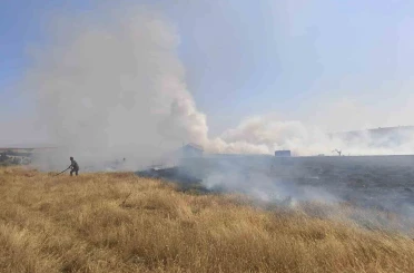 Çıkan arazi yangını büyümeden söndürüldü 