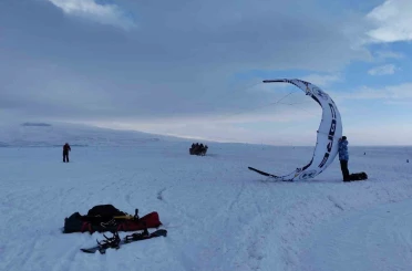 Çıldır Gölü’nde paraşütle uçma heyecanı yaşandı 