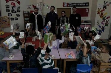 Cilo Dağı eteklerindeki okula zeka oyunu seti ile kırtasiye malzemesi hediye edildi 
