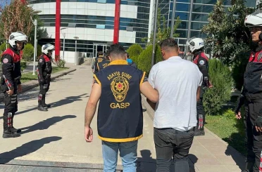 Cinayet davası esnasında silahla adliye önüne gelen 3 şahıs yakalandı 