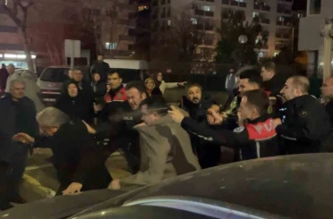 Cinayet davası sonrası adliye önü karıştı, polis müdahale etti: 4 yaralı, 12 gözaltı 