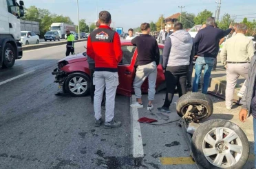 Cip ile çarpışan otomobilin arka tekerlekleri yola fırladı: 2 yaralı 