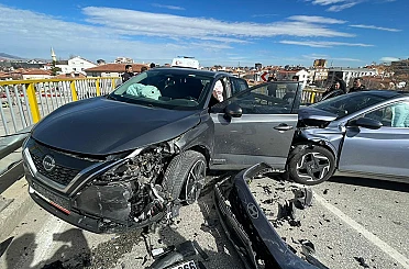 Cip ile otomobilin kafa kafaya çarpışmasıyla 6 kişi yaralandı