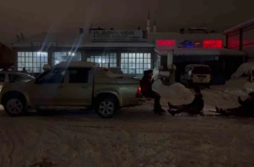 Çıraklarının isteğini geri çevirmeyen usta, karda eğlenceye ortak oldu 