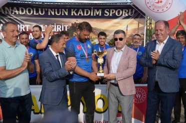 Cirit finalinde geri dönüş: 7 puan geriden geldi, yarım puan farkla Bayburt şampiyonu oldu 