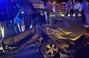 Civciv taşıyan tıra otomobil çarptı; 6 yaralı 