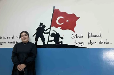 Çizdiği resimler ile okul duvarlarına estetik bir görünüm kazandırıyor 